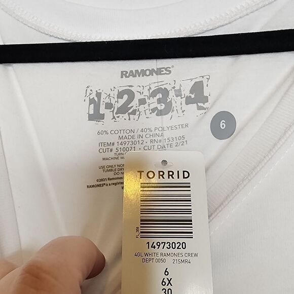 6X 30W Torrid White Ramones Tee Classic Fit Band Tee NWT Crew Neck Plussize Punk - Picture 4 of 5